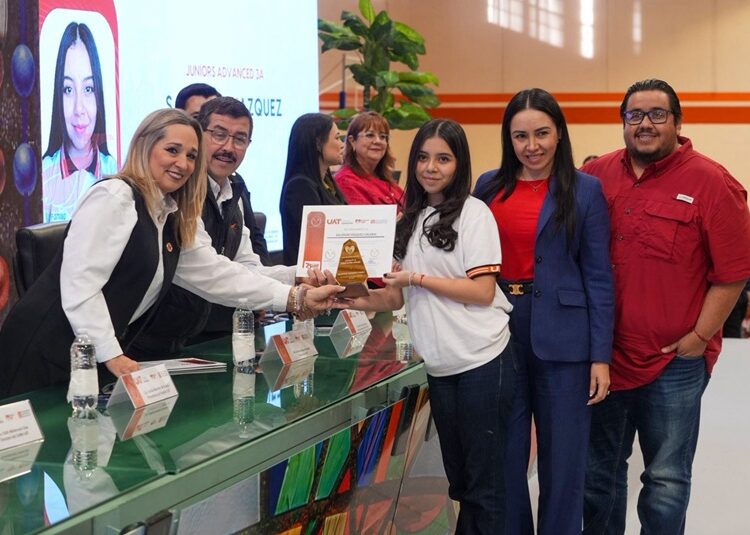 Entrega la UAT reconocimientos a estudiantes del CeINA