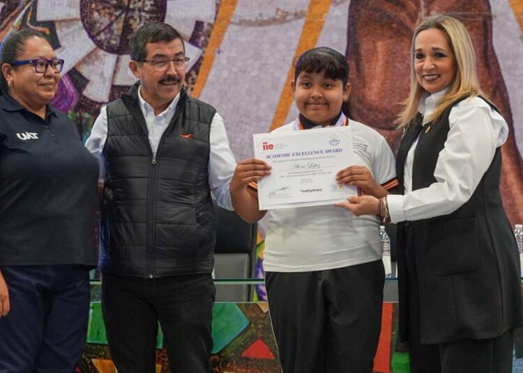 Entrega la UAT reconocimientos a estudiantes del CeINA