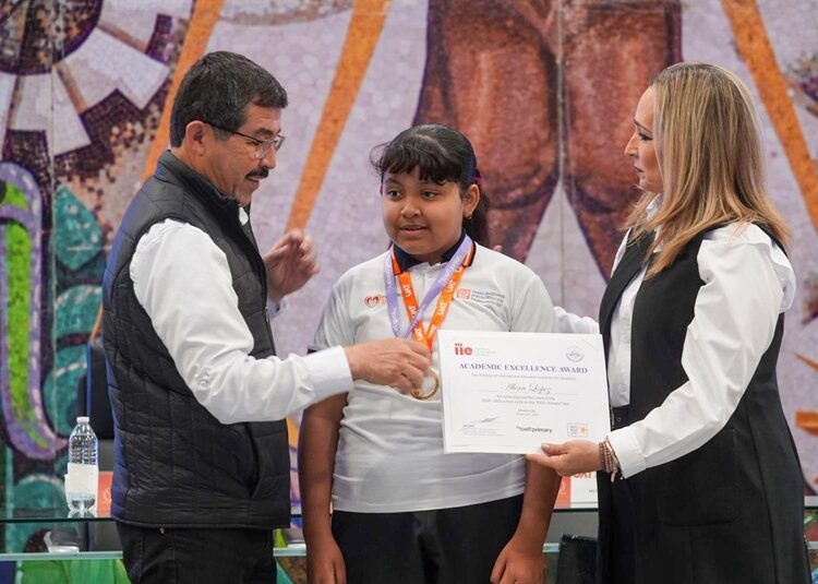 Entrega la UAT reconocimientos a estudiantes del CeINA