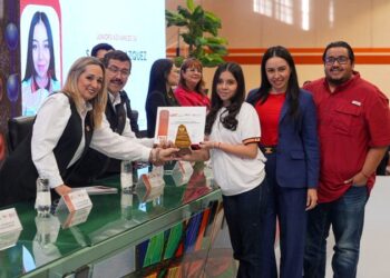 Entrega la UAT reconocimientos a estudiantes del CeINA