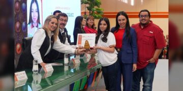 Entrega la UAT reconocimientos a estudiantes del CeINA