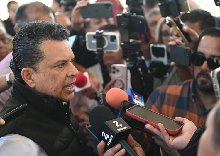 Felicita Lalo Gattás a periodistas en su día