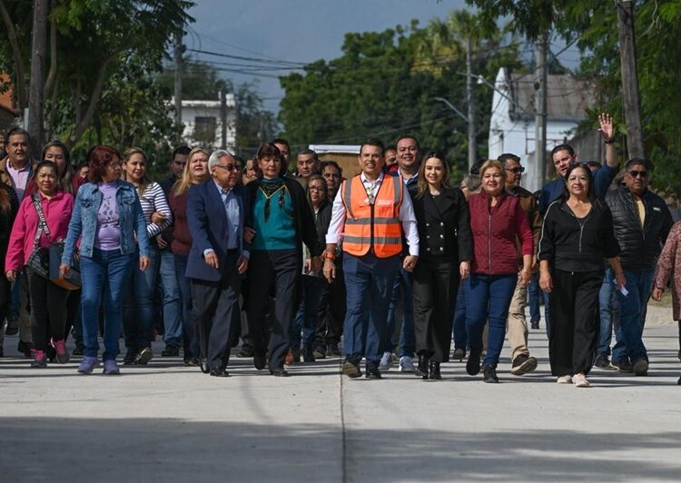 Inaugura Lalo Gattás calles de concreto hidráulico en la colonia Obrera