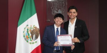 Instalan y toman protesta al consejo neolaredense de la juventud 2025-2026 en NLD