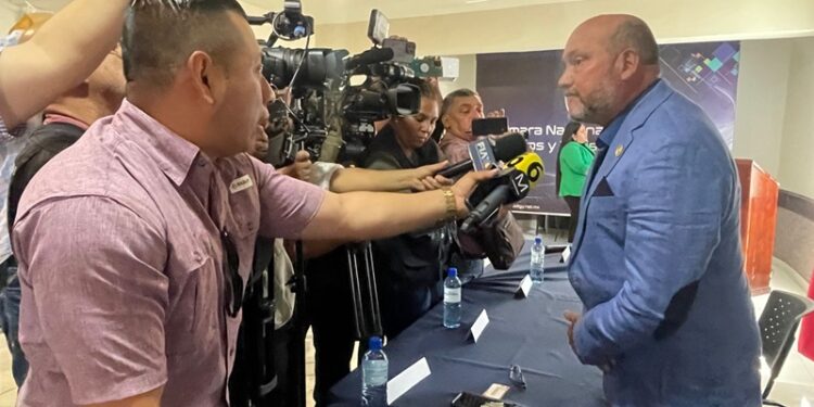 Negocios aplican recortes y estrategias para sobrevivir a la ‘cuesta de enero’