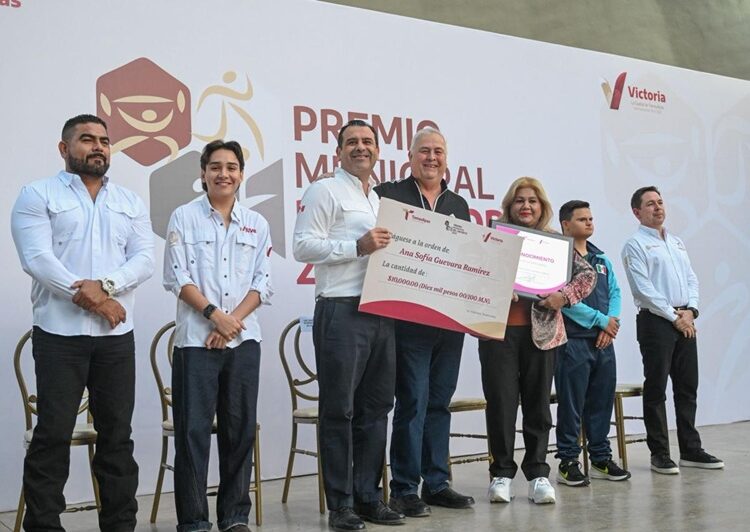 Premian a deportistas destacados de Victoria