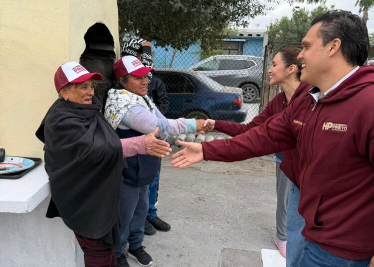 Recorren colonias, Humberto Prieto y Verónica Garza saludando a familias de Reynosa