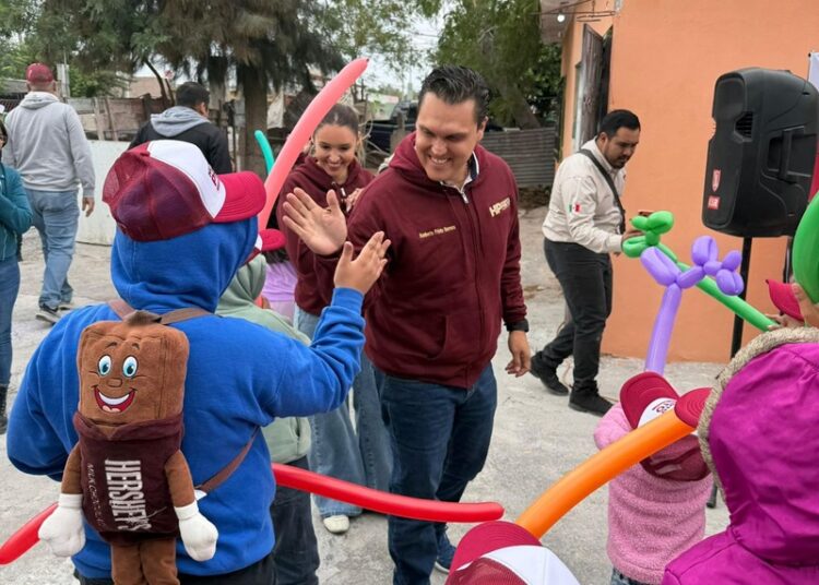 Recorren colonias, Humberto Prieto y Verónica Garza saludando a familias de Reynosa