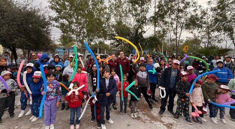 Recorren colonias, Humberto Prieto y Verónica Garza saludando a familias de Reynosa