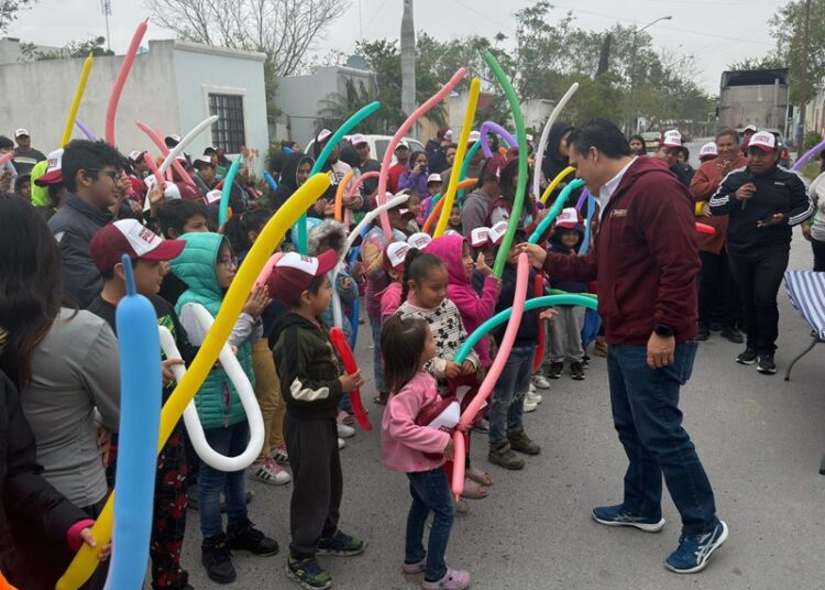 Recorren colonias, Humberto Prieto y Verónica Garza saludando a familias de Reynosa