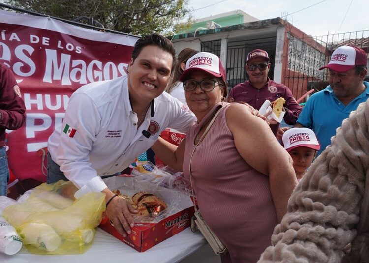 Recorren colonias, Humberto Prieto y Verónica Garza saludando a familias de Reynosa