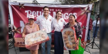 Recorren colonias, Humberto Prieto y Verónica Garza saludando a familias de Reynosa