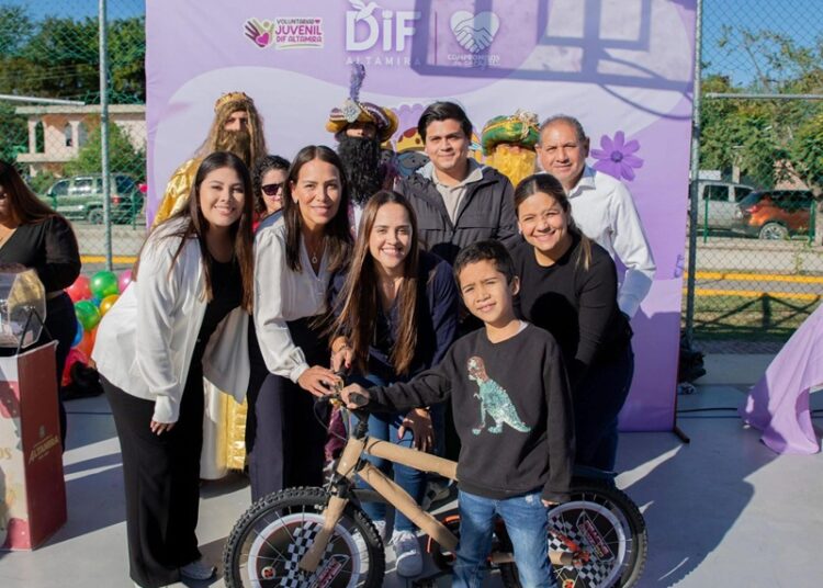 Traslada DIF Altamira ilusión de los Reyes Magos a Río Tamiahua