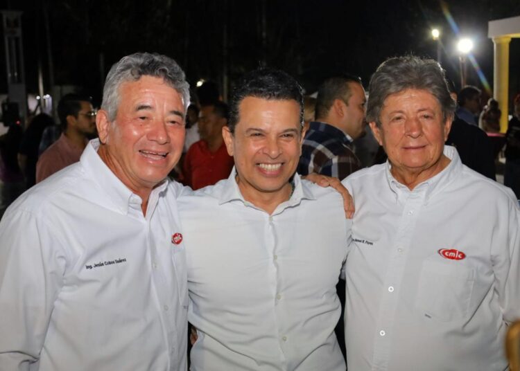 Comparten Lucy y Lalo monumental rosca de reyes con familias victorenses