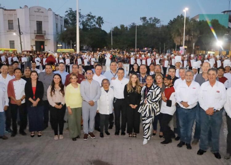 Comparten Lucy y Lalo monumental rosca de reyes con familias victorenses