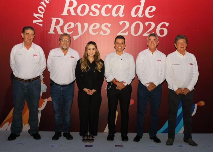 Comparten Lucy y Lalo monumental rosca de reyes con familias victorenses