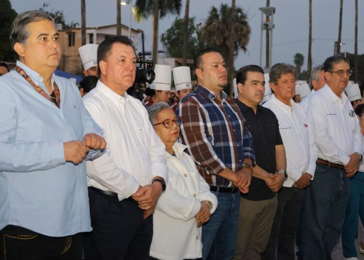 Comparten Lucy y Lalo monumental rosca de reyes con familias victorenses