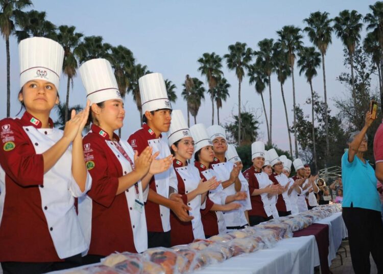 Comparten Lucy y Lalo monumental rosca de reyes con familias victorenses