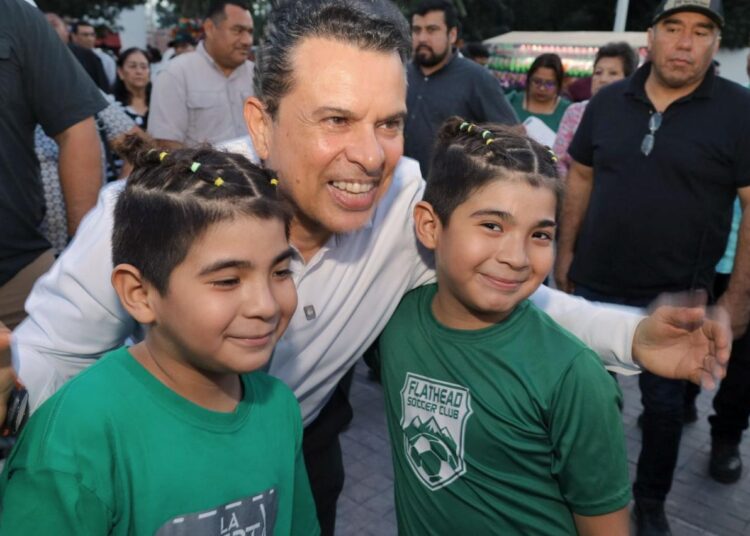 Comparten Lucy y Lalo monumental rosca de reyes con familias victorenses