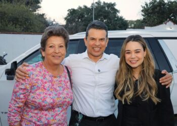 Comparten Lucy y Lalo monumental rosca de reyes con familias victorenses
