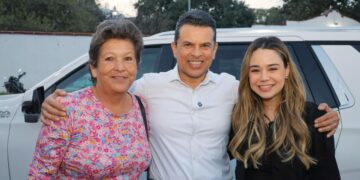 Comparten Lucy y Lalo monumental rosca de reyes con familias victorenses