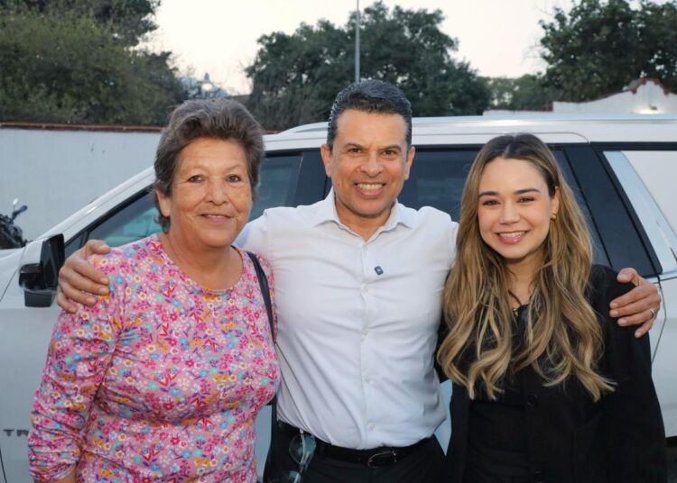 Comparten Lucy y Lalo monumental rosca de reyes con familias victorenses
