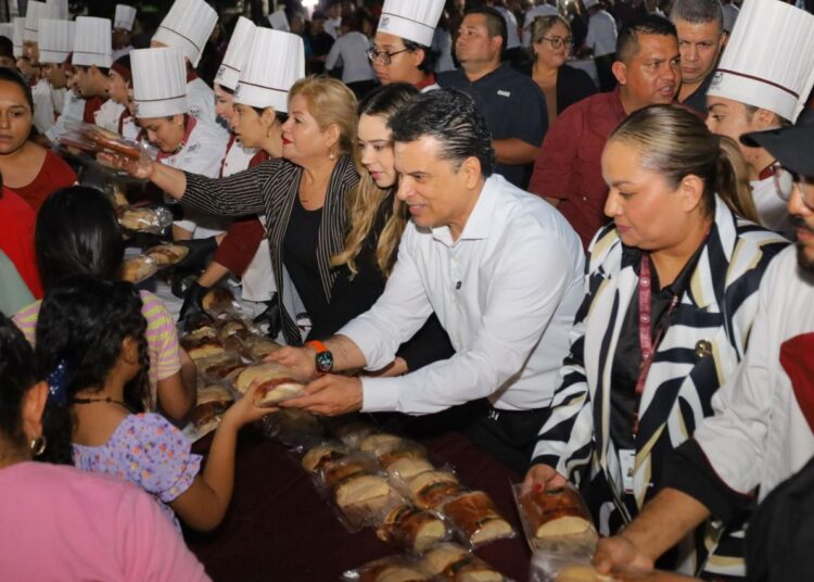 Comparten Lucy y Lalo monumental rosca de reyes con familias victorenses