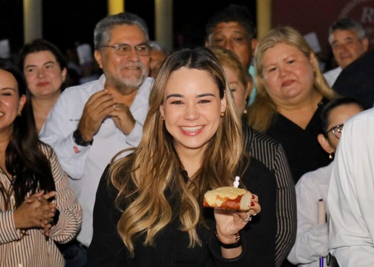 Comparten Lucy y Lalo monumental rosca de reyes con familias victorenses