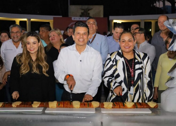 Comparten Lucy y Lalo monumental rosca de reyes con familias victorenses