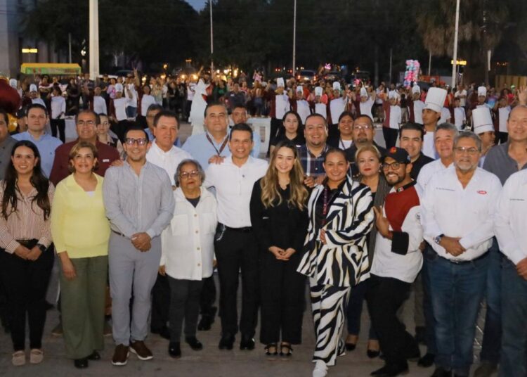 Comparten Lucy y Lalo monumental rosca de reyes con familias victorenses