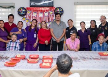 Vela DIF Altamira por el bienestar de adultos mayores