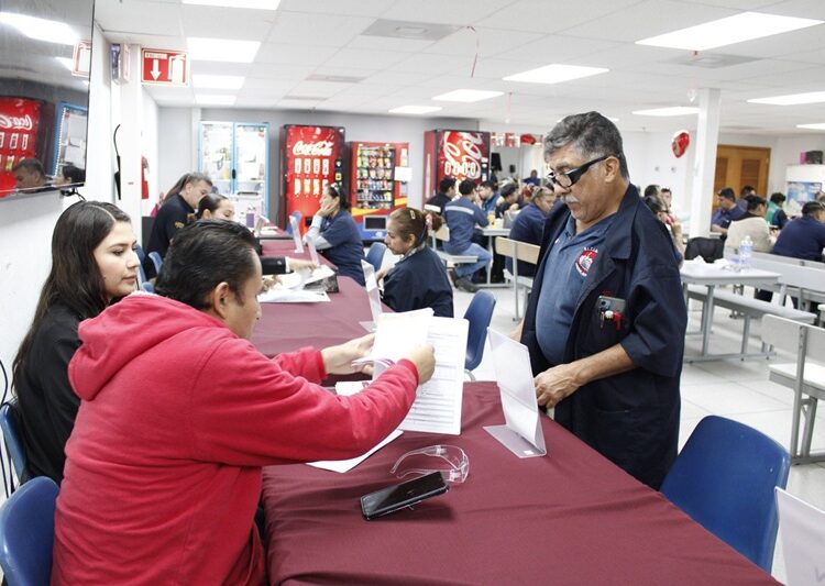Acerca NLD servicios municipales a trabajadores de Robertshaw con “Brigada en tu Empresa”