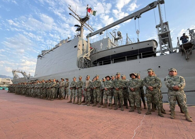 Arriba buque con personal de SEMAR para reforzar la seguridad, en Puerto Vallarta