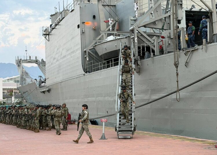 Arriba buque con personal de SEMAR para reforzar la seguridad, en Puerto Vallarta