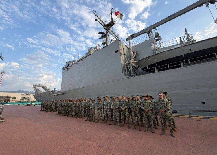 Arriba buque con personal de SEMAR para reforzar la seguridad, en Puerto Vallarta