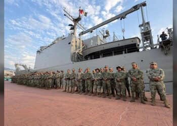 Arriba buque con personal de SEMAR para reforzar la seguridad, en Puerto Vallarta