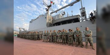 Arriba buque con personal de SEMAR para reforzar la seguridad, en Puerto Vallarta