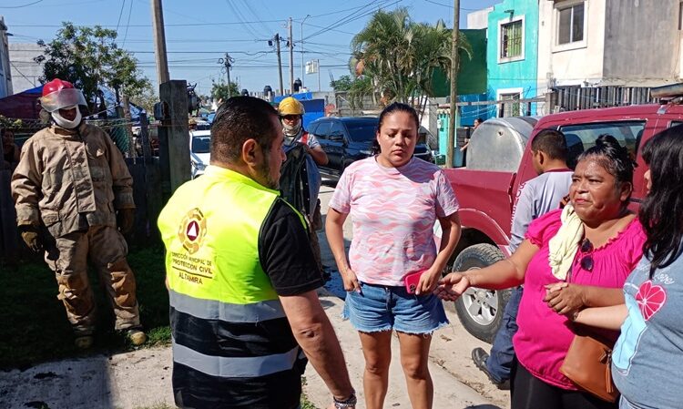 Atiende Bomberos de Altamira emergencia de incendio en vivienda abandonada