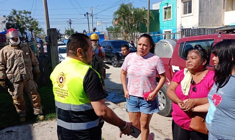 Atiende Bomberos de Altamira emergencia de incendio en vivienda abandonada