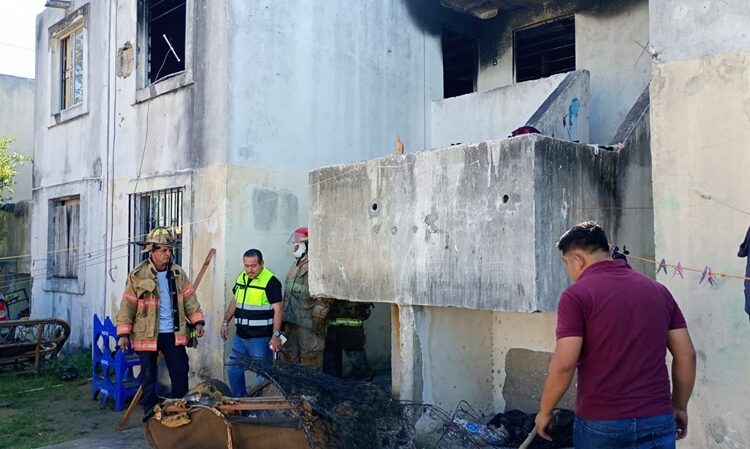 Atiende Bomberos de Altamira emergencia de incendio en vivienda abandonada