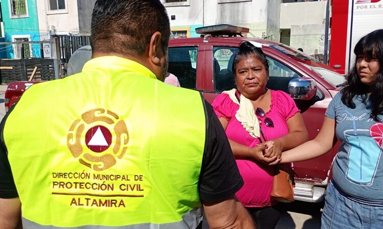 Atiende Bomberos de Altamira emergencia de incendio en vivienda abandonada