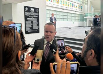 Carlos Canturosas impulsa iniciativa para reconocer a operadores del autotransporte de carga y pasajeros