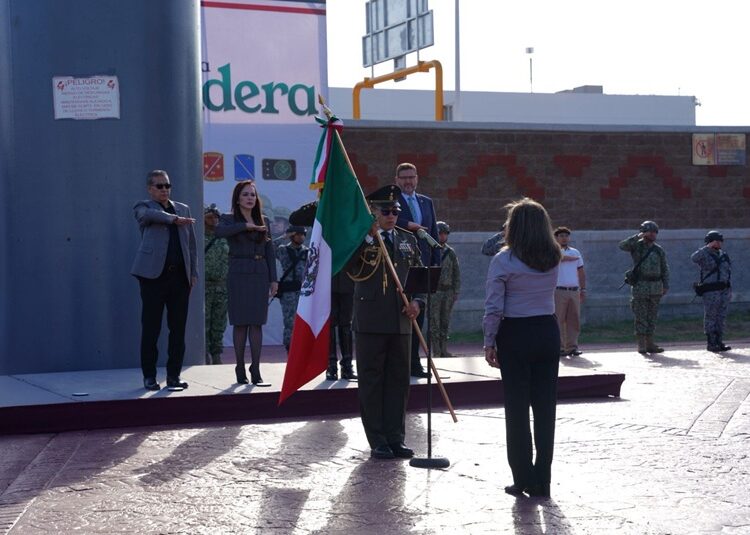Carmen Lilia encabeza emotiva ceremonia del ‘Día de la Bandera’