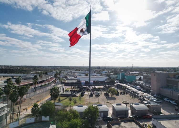 Carmen Lilia encabeza emotiva ceremonia del ‘Día de la Bandera’