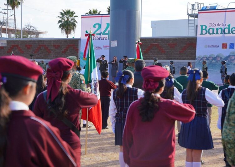 Carmen Lilia encabeza emotiva ceremonia del ‘Día de la Bandera’