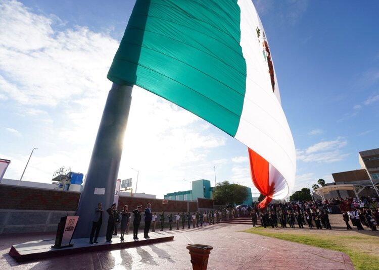 Carmen Lilia encabeza emotiva ceremonia del ‘Día de la Bandera’