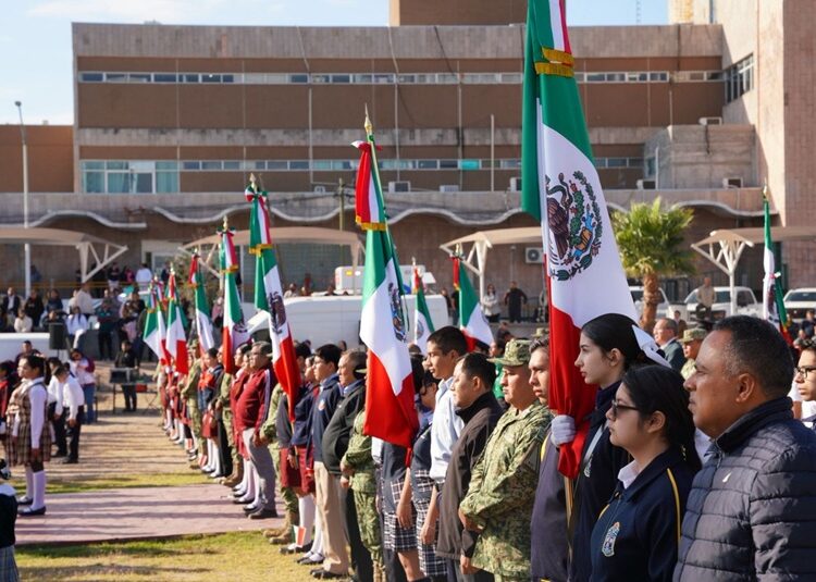 Carmen Lilia encabeza emotiva ceremonia del ‘Día de la Bandera’