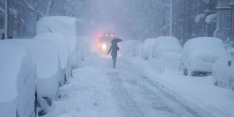 Ciclón bomba golpea el noreste de EUA con vientos peligrosos