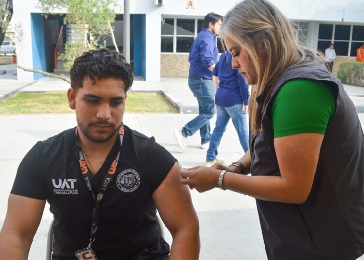 Colabora la UAT con el Sector Salud en jornadas de vacunación