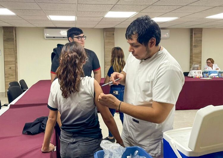 Colabora la UAT con el Sector Salud en jornadas de vacunación